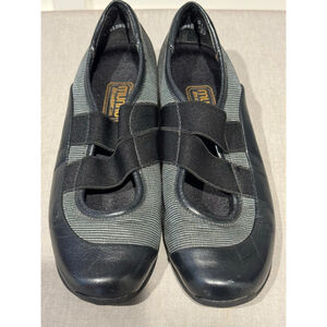 Women's Munro American Flats & Loafers 5.5 Black Gray pinstripe elastic straps
